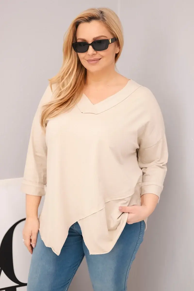 Plus size halenka s V-výstřihem a asymetrickým lemem