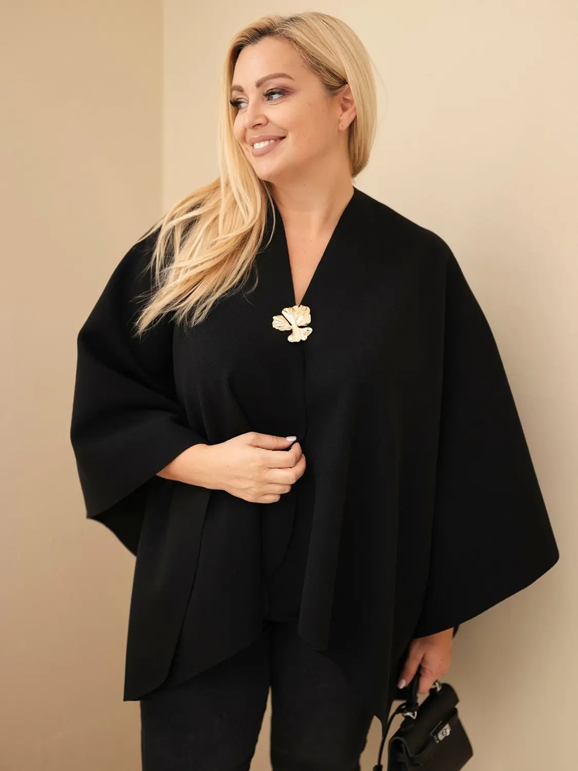 Dámské pončo cardigan Plus Size s brož, černé