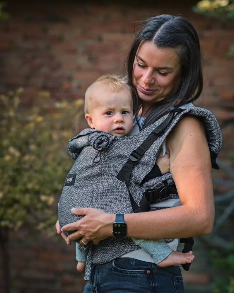 Jožánek Ergonomické nosítko pro děti od 6 měsíců TODDLER (DAN), černo-bílý vzor | Jožánek®