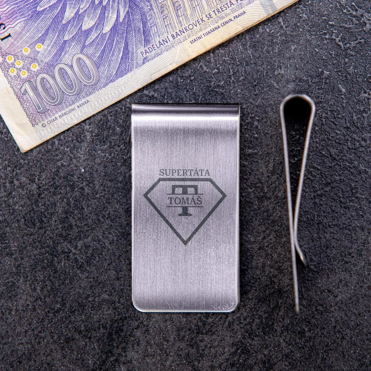 2+1 ZDARMA Spona na peníze s gravírováním | Originální dárek se jménem, iniciály k narozeninám, svátku, výročí, vánocům
| personalizovaný dárek pro m