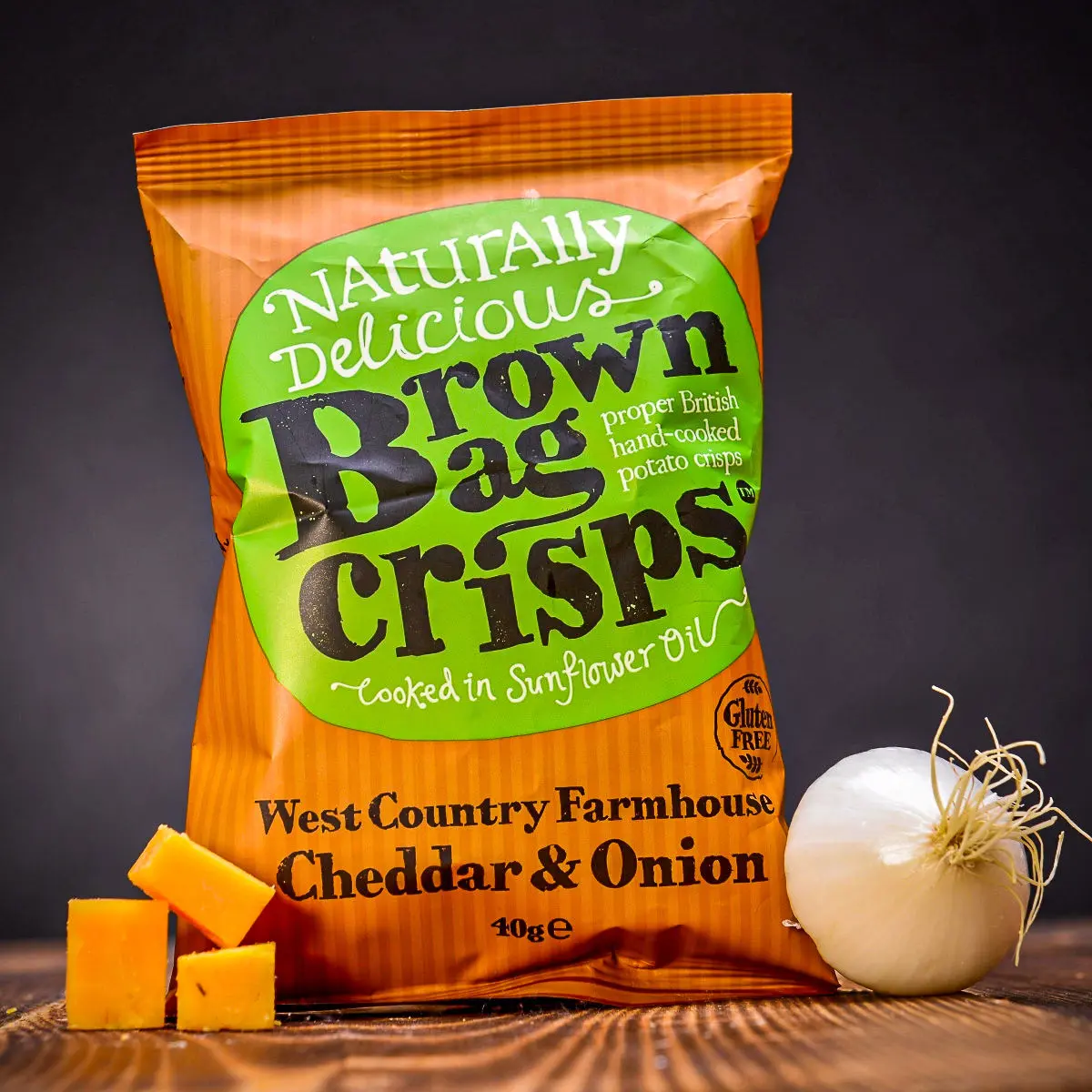 Křupavé, ručně vyráběné Brown Bag Crisps s cheddarem a cibulí 40 g