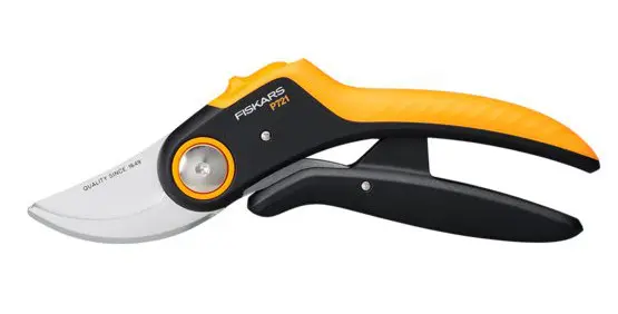 DVOUČEPELOVÉ ZAHRADNÍ NŮŽKY POWERLEVER PLUS (P721) FISKARS