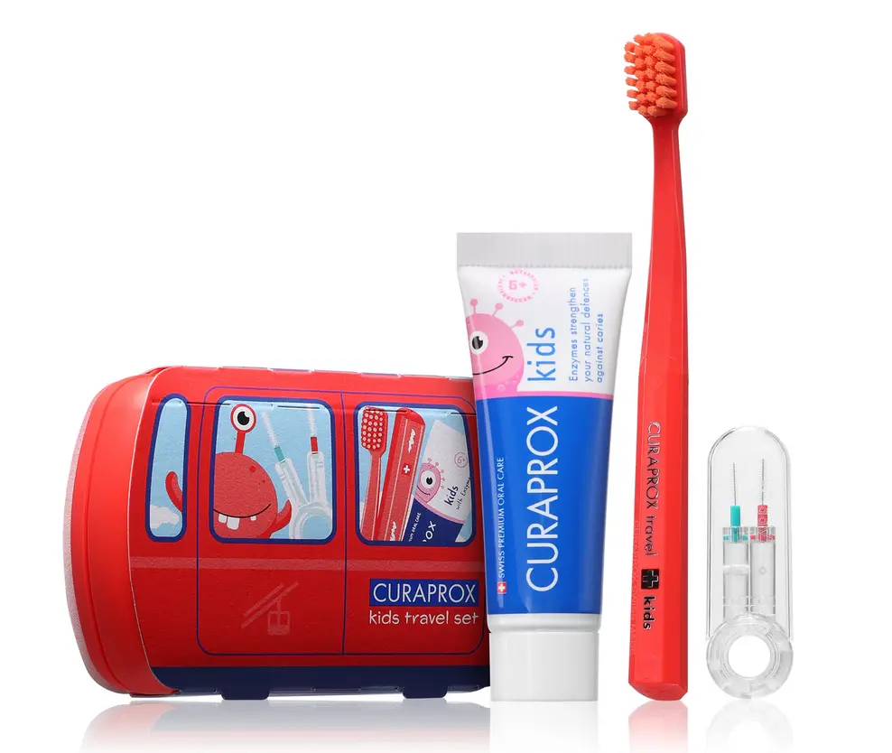 CURAPROX Kids travel set červený 1x zubní kartáček, 2x mezizubní kartáček CPS, 1x zubní pasta meloun 6+ 10 ml, 1x nálepka