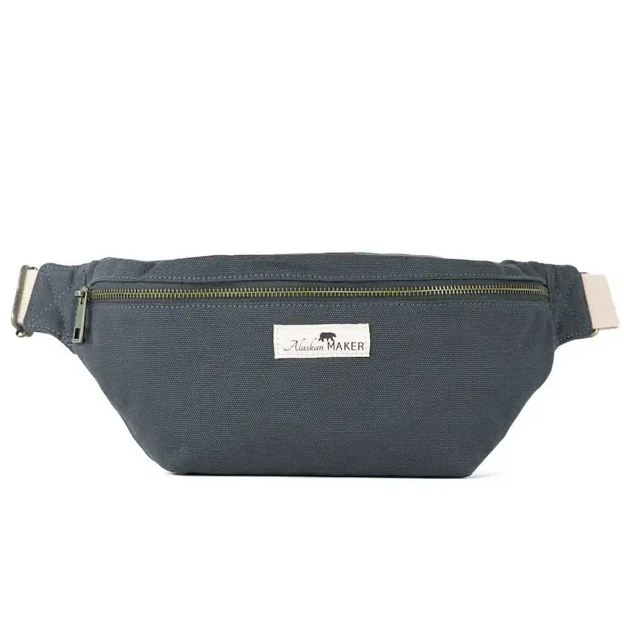Alaskan Maker Velká plátěná crossbody ledvinka Swing navy 1,75l