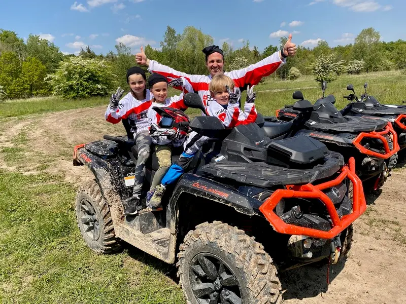 Zážitek - Rodinná jízda v terénu na ATV čtyřkolce Vyrazte za zážitky do Středočeského kraje