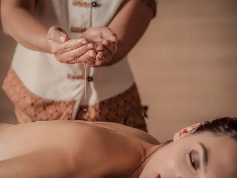 Zážitek - Medová detoxikační masáž Co dělat v Královéhradeckém kraji? Vyrazte za zážitky