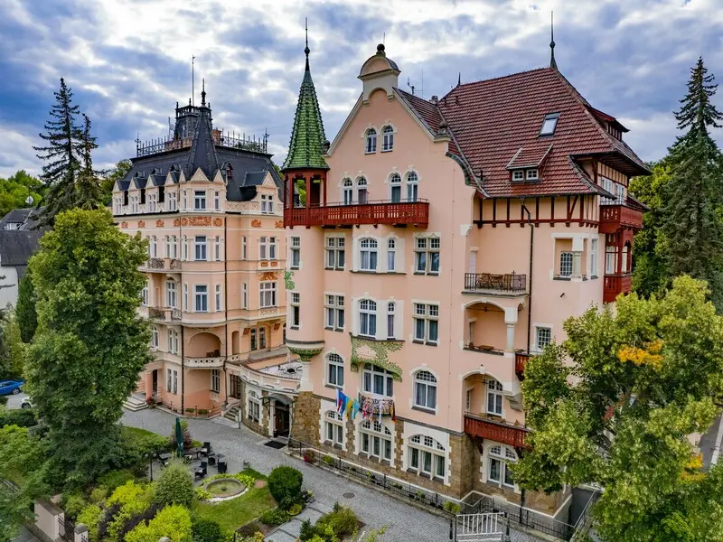 Zážitek - Wellness pobyt ve spa hotelu Villa Smetana Co dělat v Karlovarském kraji? Vyrazte za zážitky