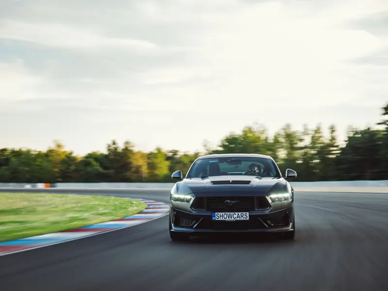 Zážitek - Jízda ve Ford Mustang Dark Horse na polygonu Zážitky Jihomoravský kraj: Od adrenalinu po wellness