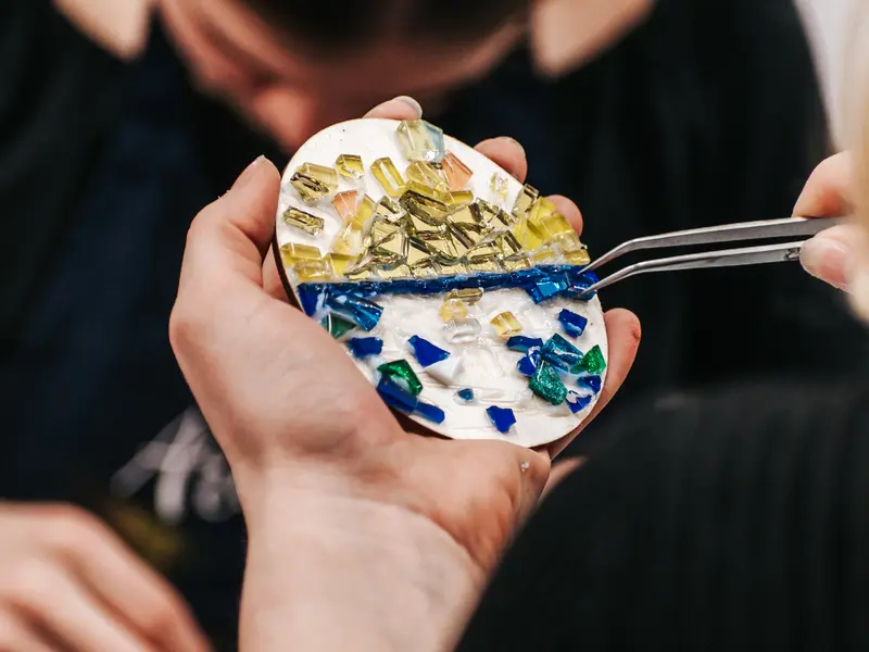 Zážitek - Kreativní kurz: Tvoření mozaiky z keramických střepů a skla Co dělat v Praze? Vyrazte za zážitky