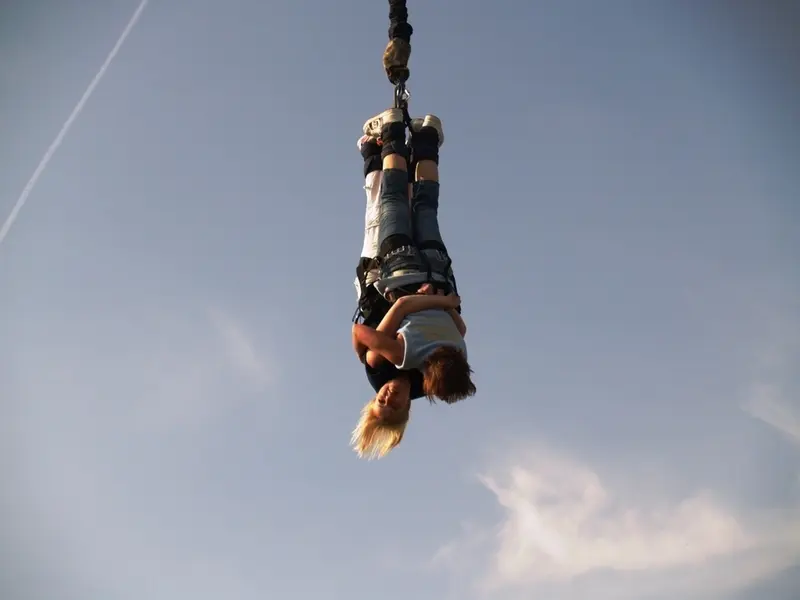 Zážitek - Bungee jumping až 110 metrů z jeřábu Co dělat v Praze? Vyrazte za zážitky