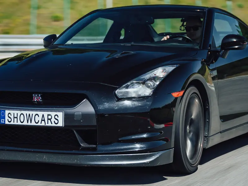 Zážitek - Jízda v supersportu Nissan GT-R Co dělat v Praze? Vyrazte za zážitky