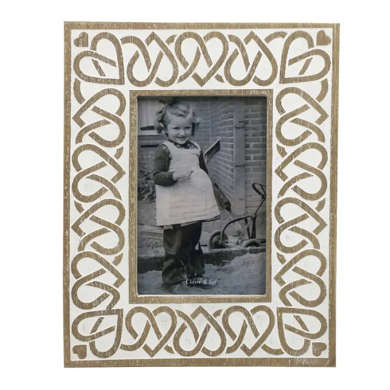Dřevěný fotorámeček s bílým ornamentem – na fotografii o velikosti 10x15 cm