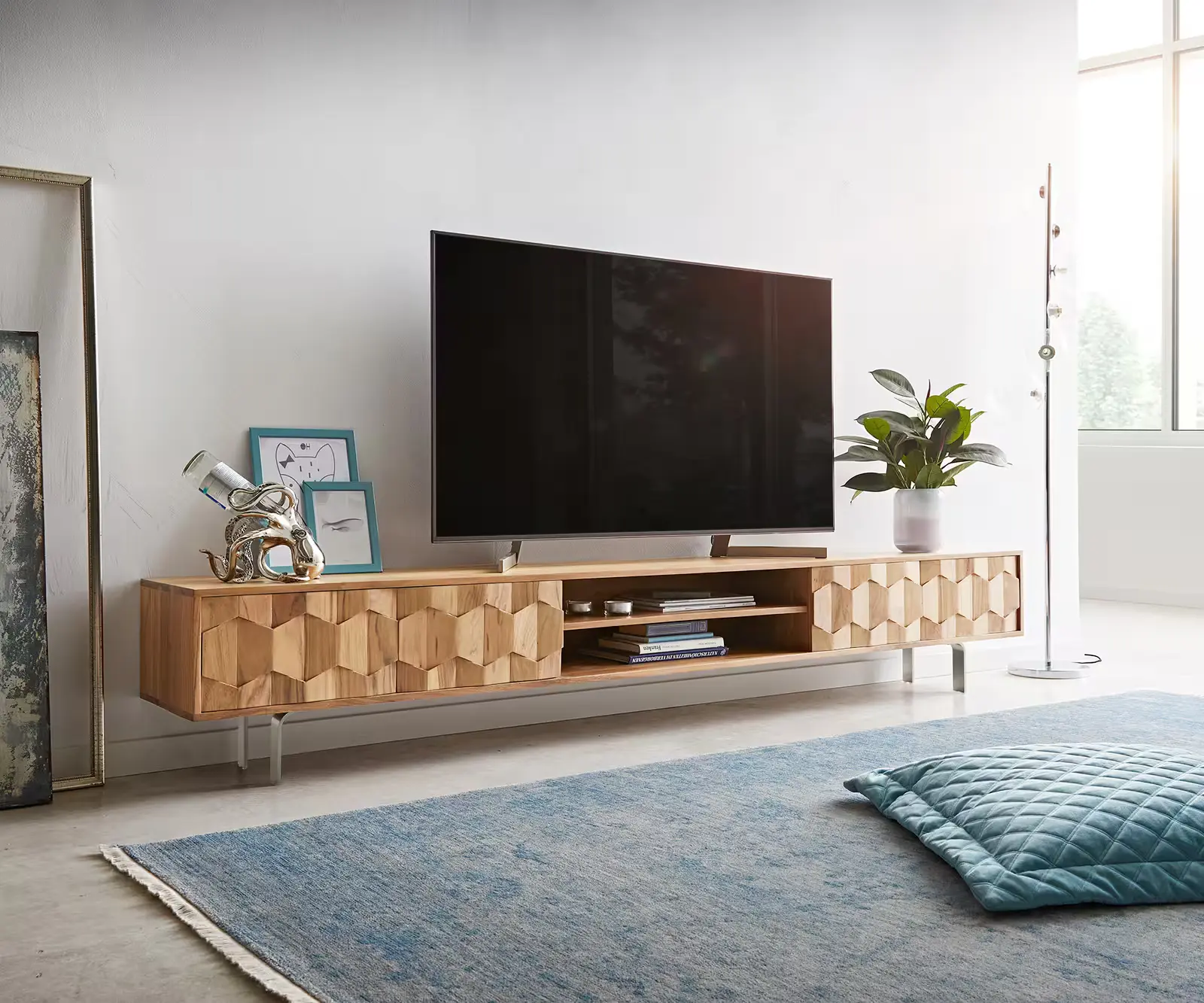 DELIFE TV stolek Fevo 240 cm akácie přírodní 4 dvířka L-noha
