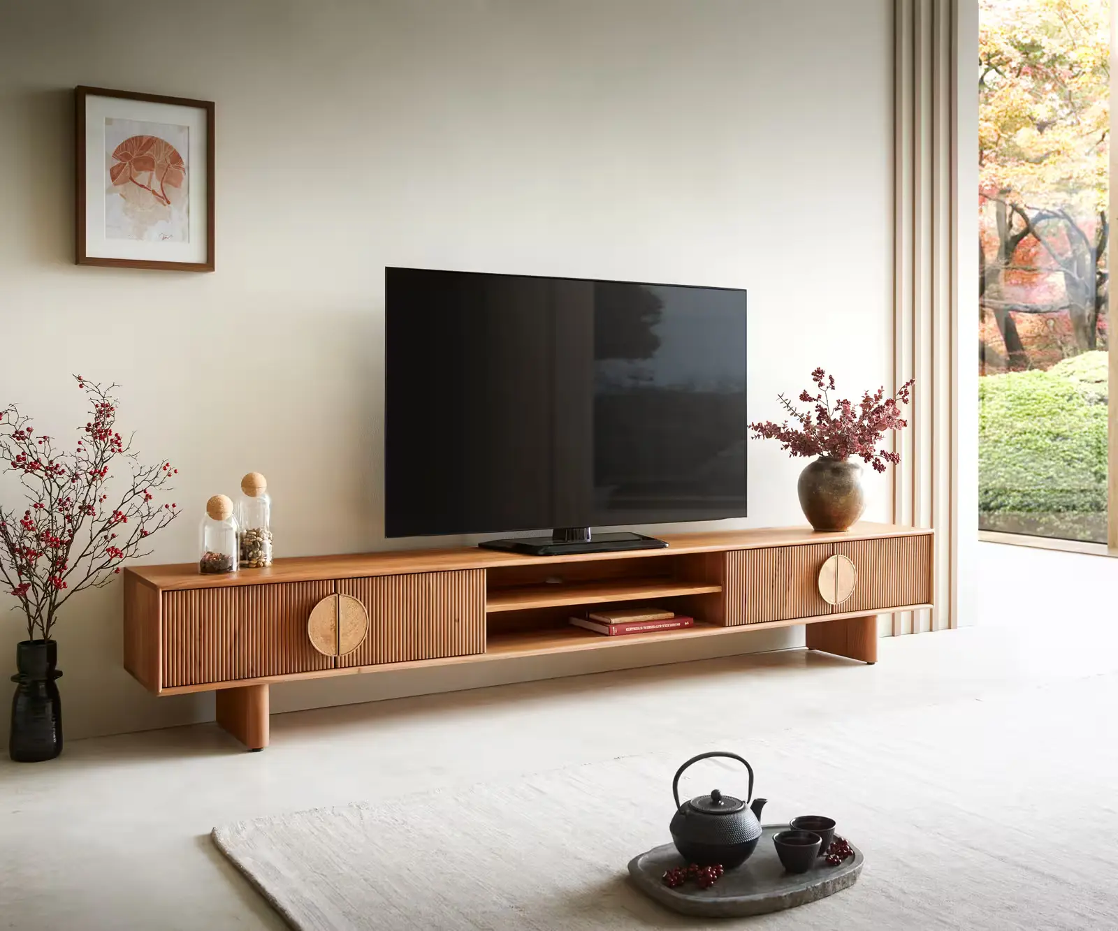DELIFE TV stolek Surimu 240 cm akácie světle hnědá 4 dvířka 2 přihrádky korková úchytka dřevěná podnož