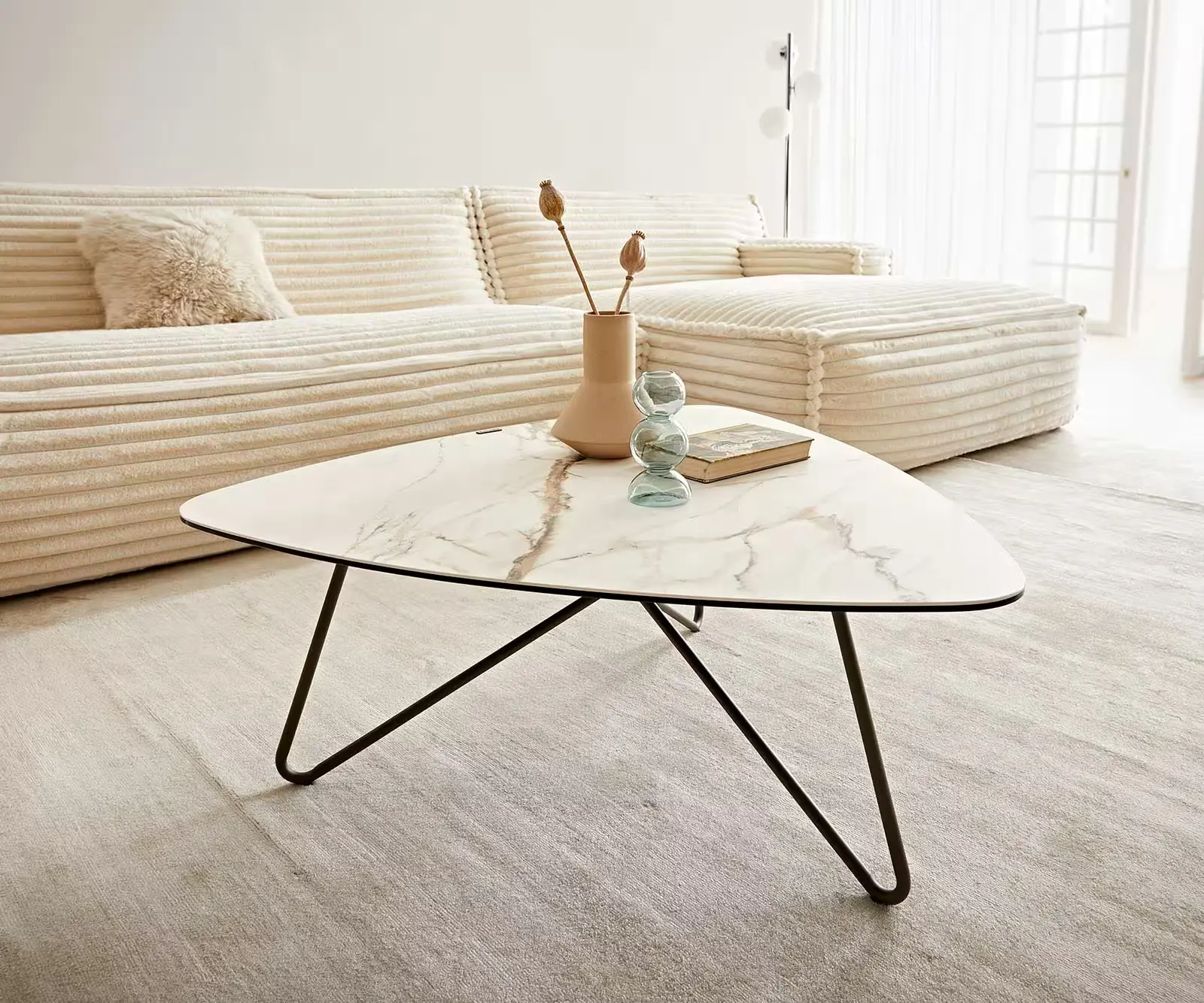 DELIFE Konferenční stolek Ekrem 88x85 cm keramika Calacatta Luxe bílá zlatá šedá Hairpin kulatý kov titanový efektový povrch