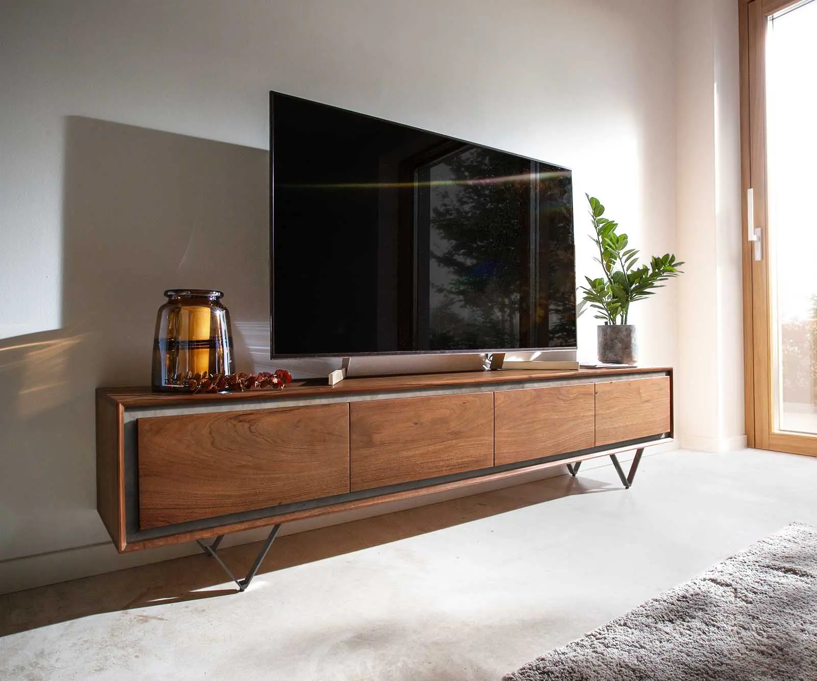 DELIFE TV stolek Stonegrace 200 cm akácie hnědá kamenná dýha 4 dvířka podnož ve tvaru V černá