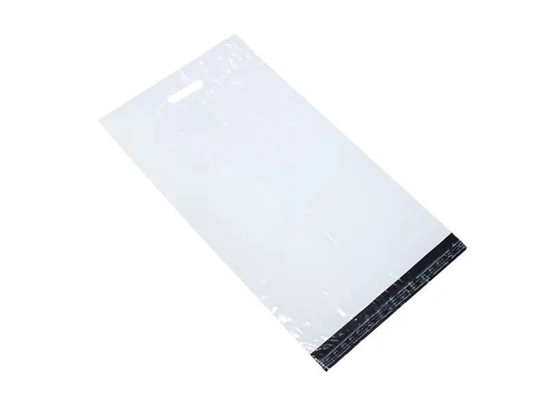 100 ks - Obálka plastová samolepicí bílo-černá 200x270+80 tl. 0,06 s uchem (80% podíl recyklátu)