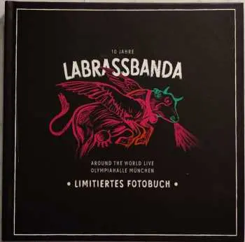 CD/2DVD/Blu-ray LaBrassBanda: Around The World Live (10 Jahre LaBrassBanda – Olympiahalle München) Limitiertes Fotobuch LTD