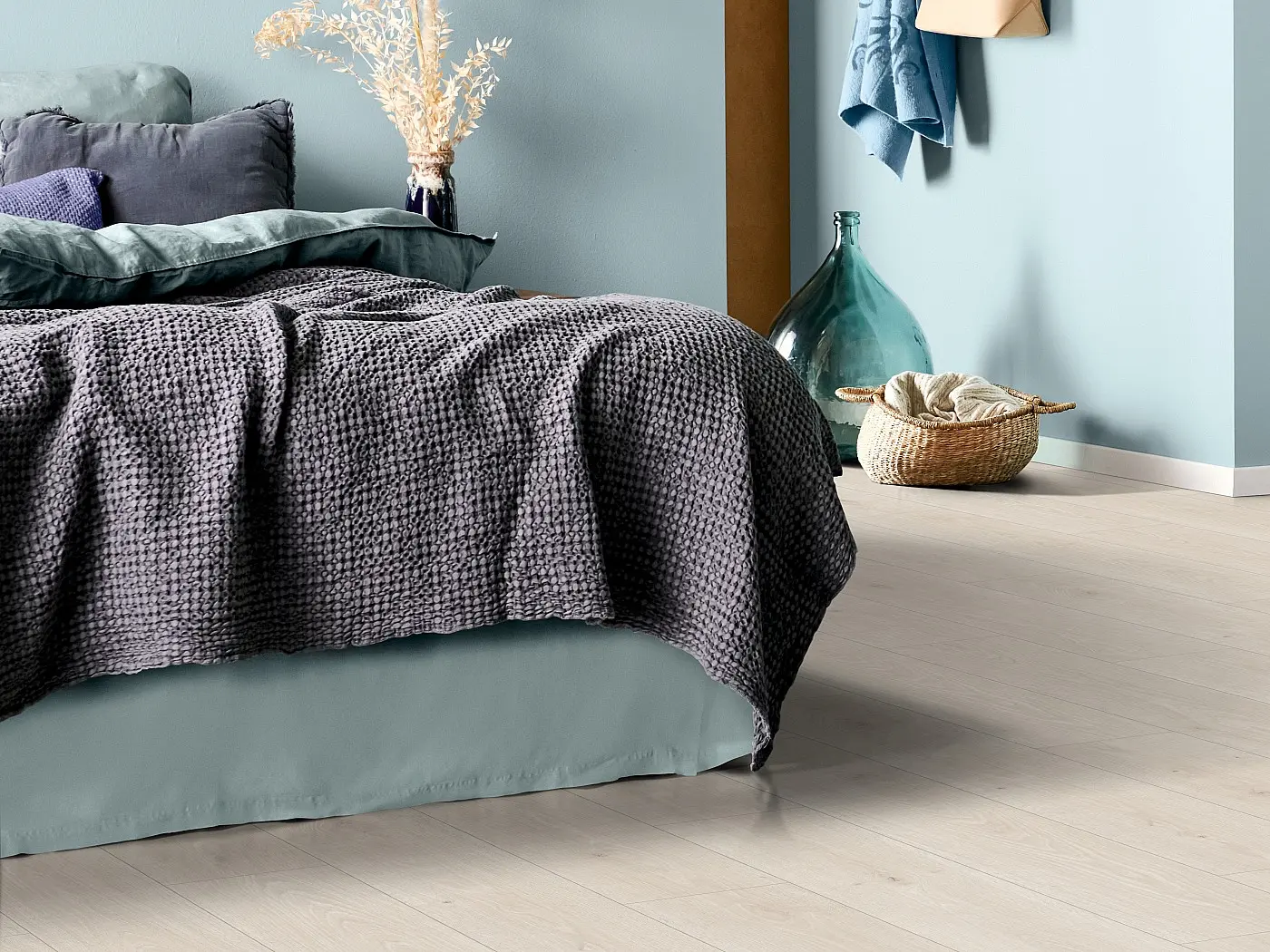 EGGER Nature sense aqua classic 33 Dub treviso bílý EL2180