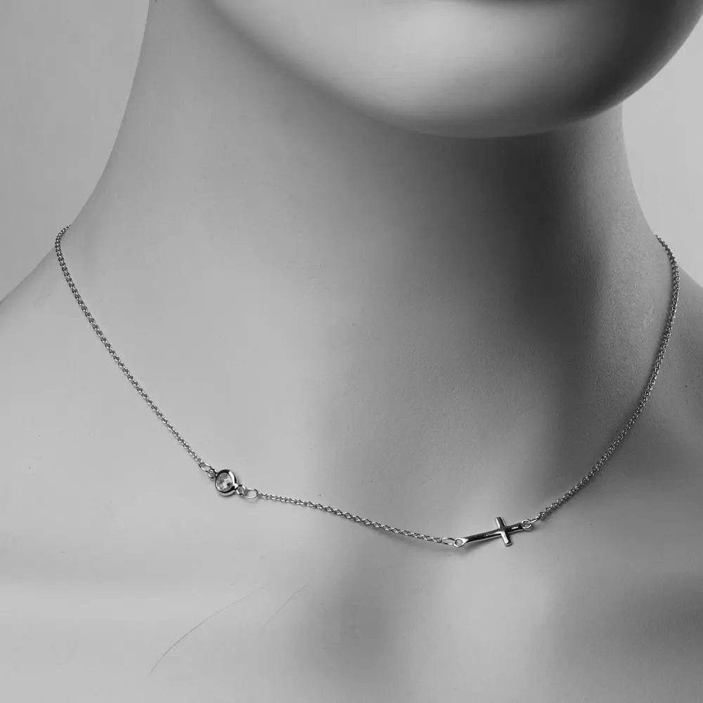 Stříbrný řetízek s bočním křížkem a zirkonem - ZB87906