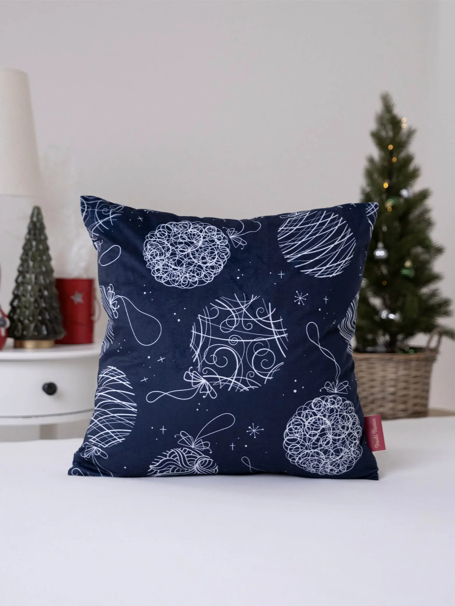 MKLuzkoviny.cz Vánoční povlak na polštář Velvet 40 × 40 cm - Vánoční baňky s ornamenty