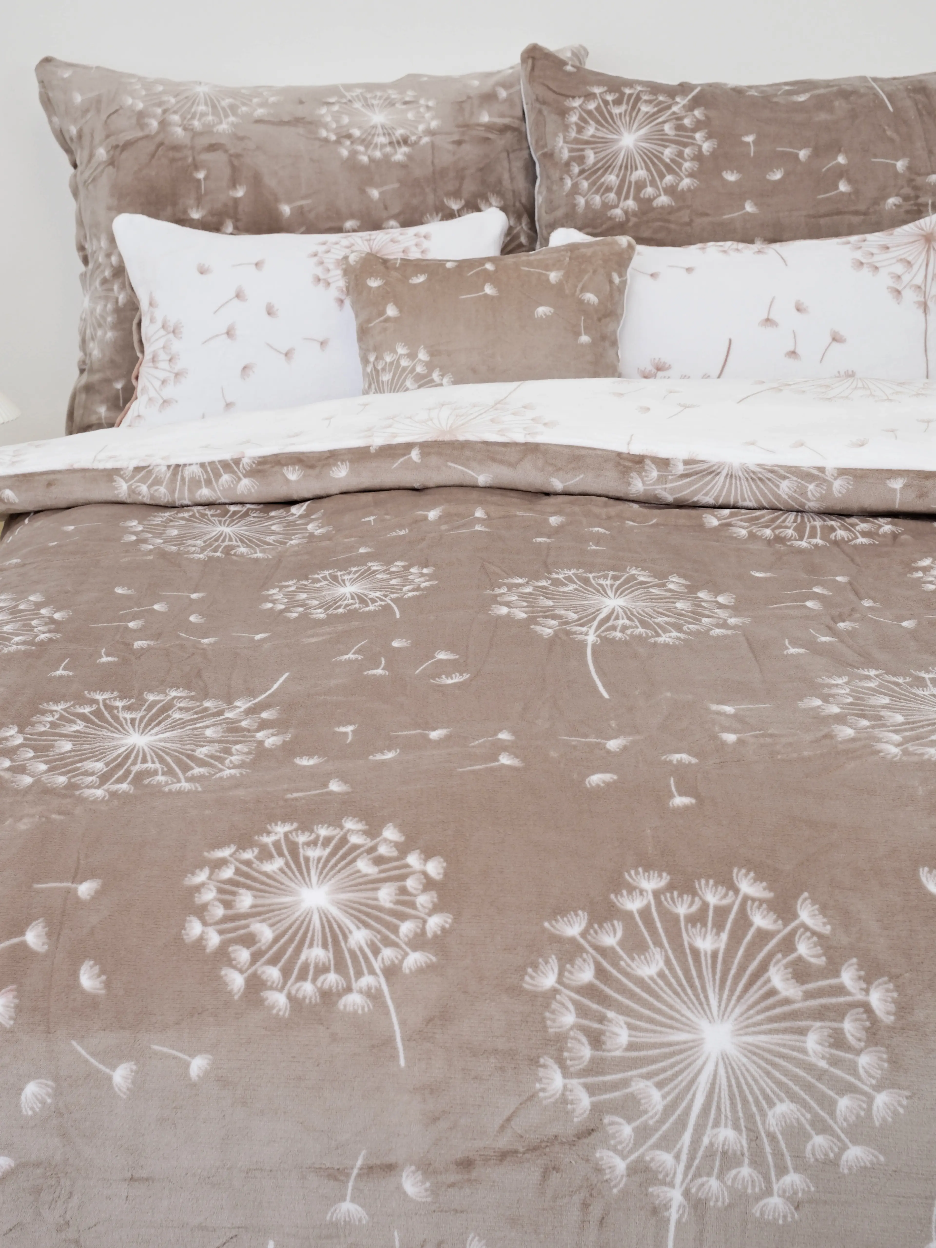MKLuzkoviny.cz Francouzské povlečení mikroplyš Exclusive – Pampelišky cappuccino- 220 × 200 cm - 70 x 90 cm
