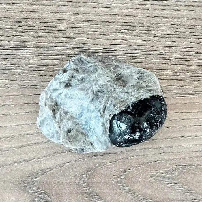 Obsidián Apačská slza v matrixu USA 49 - cca 2,7 cm, 79,7 g