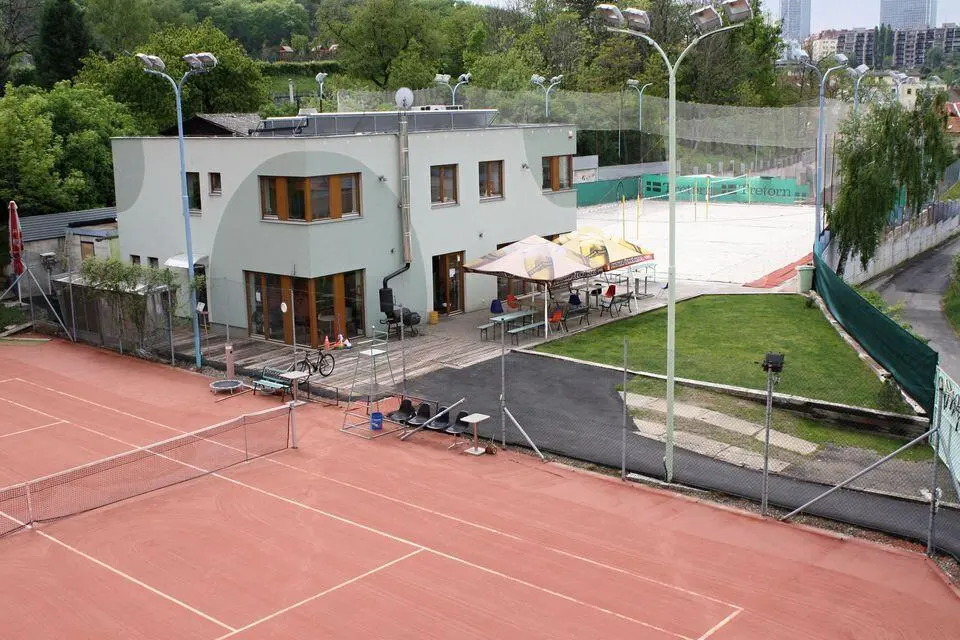 Tenis v Beach Tenis Kapitol - venkovní tenisové kurty