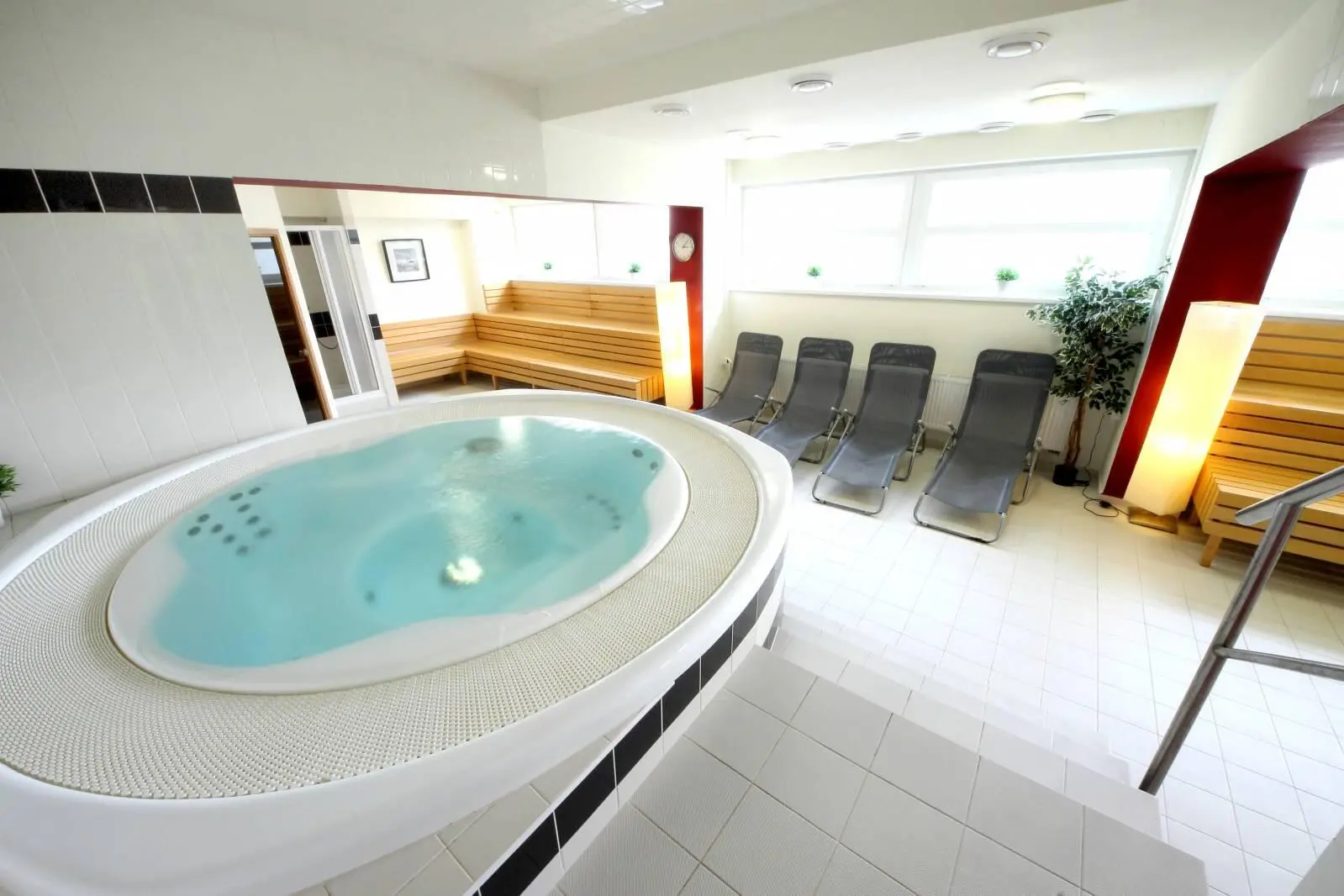 Wellness v S-centru - finská i parní sauna včetně vířivky - Privátní vířivka pro 1 - 5 osob