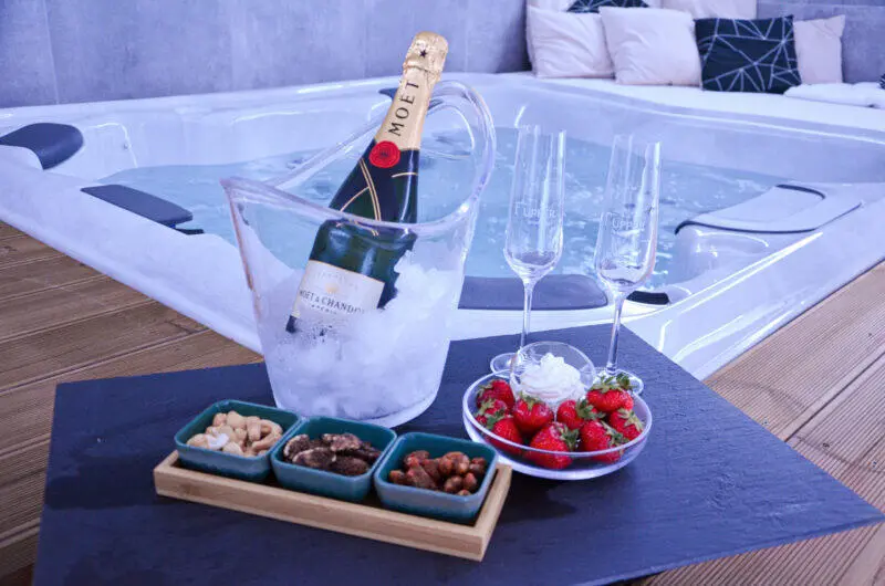 UPPER SPA - privátní wellness v centru Brna - All inclusive balíček - privátní wellness na 120 min vč. láhve Moet Chardon
