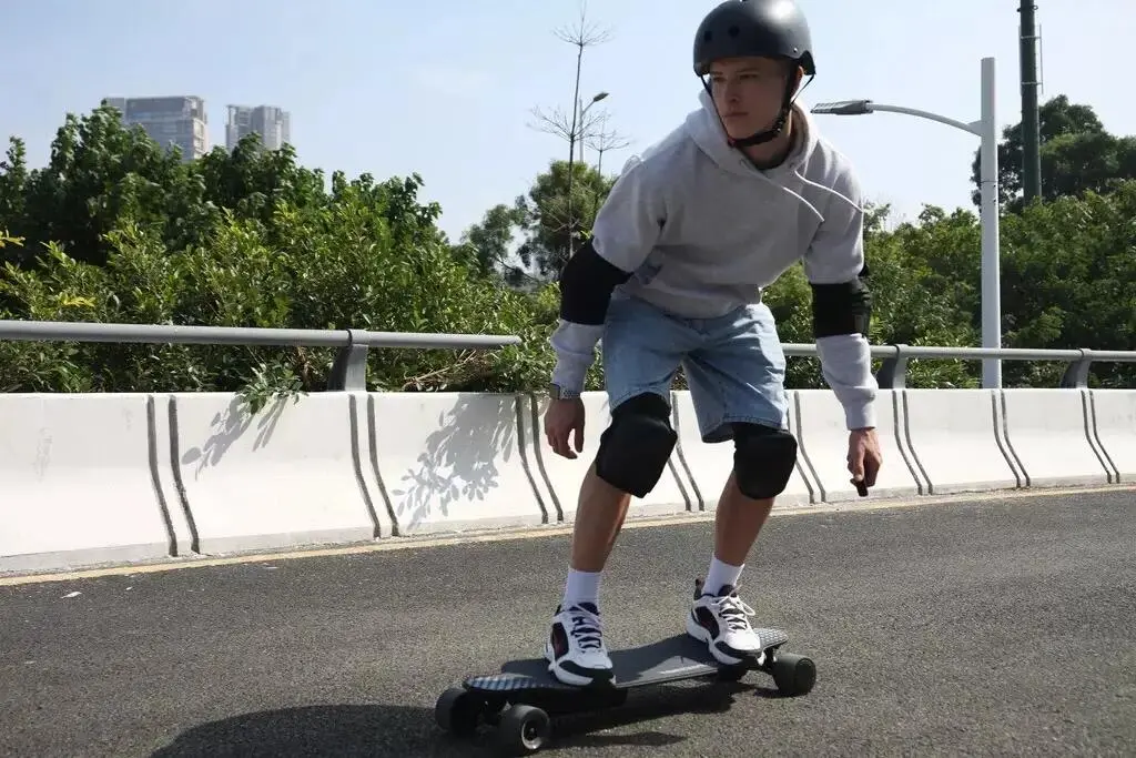 Elektrický longboard od NejlepšíAtrakce.cz - adrenalinová jízda na elektrickém longboardu