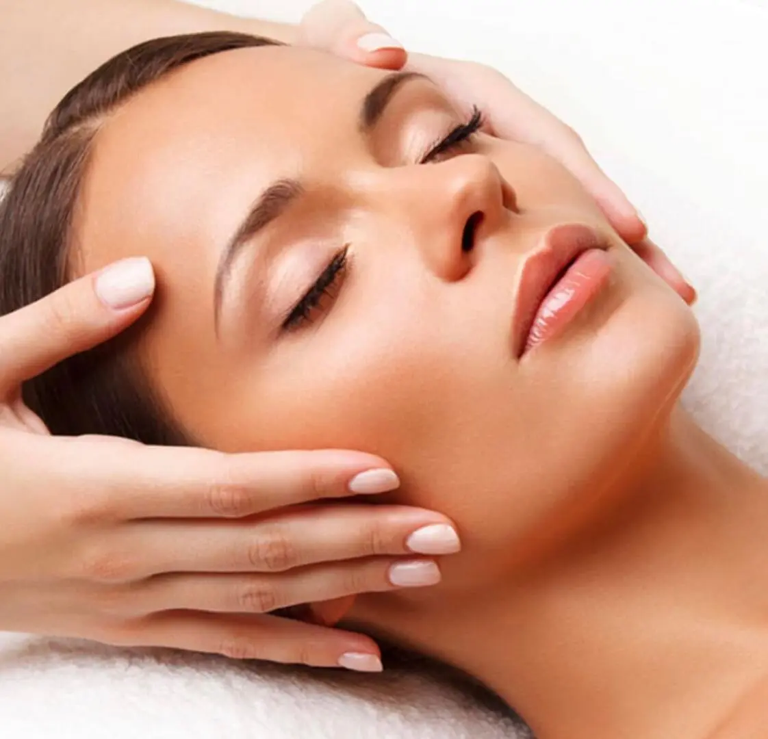 Celotělová masáž vč. obličeje s vonnými oleji dle výběru v Beauty salonu Plzeň