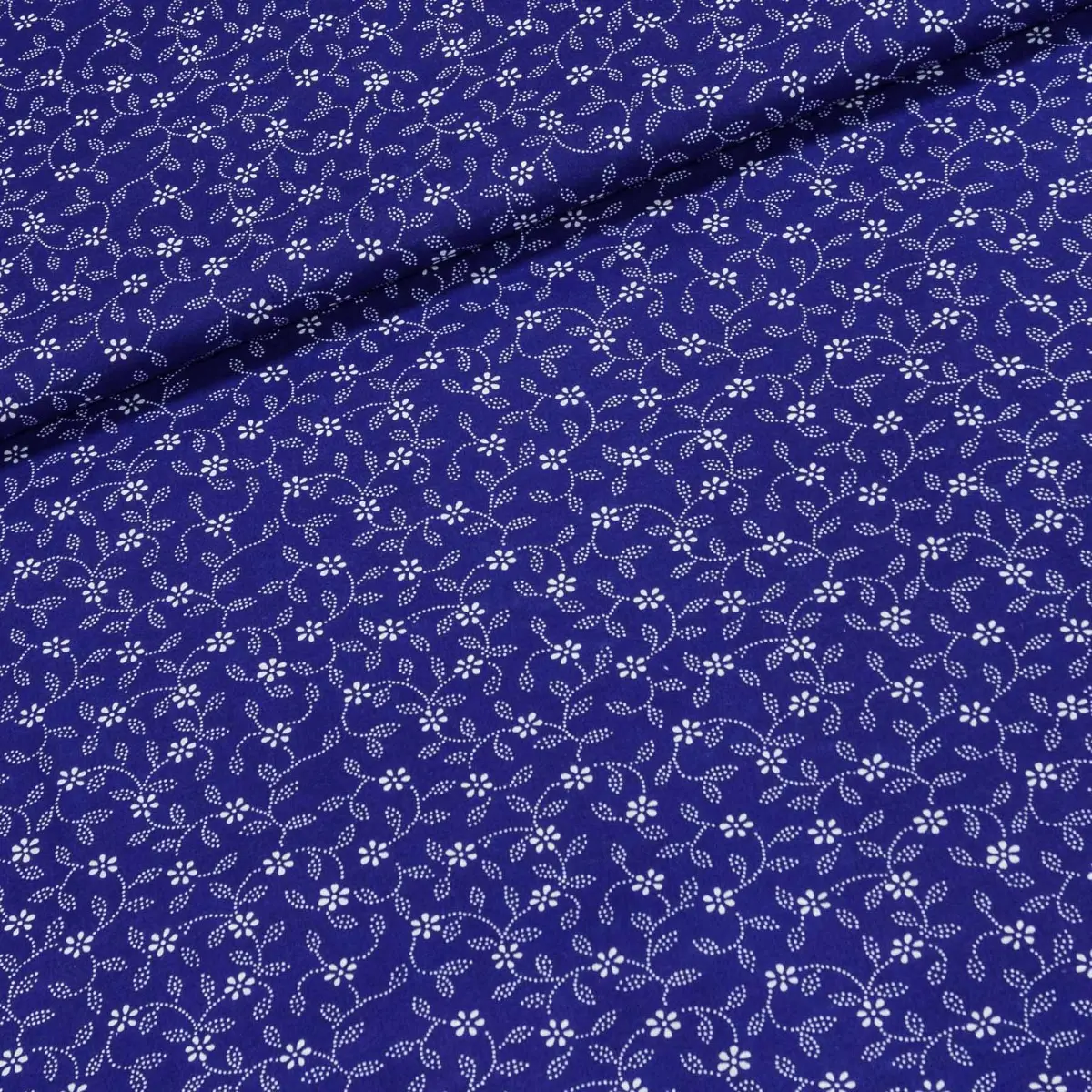 Bavlněné plátno POLO bílé květinky s lístky na modré š.140cm (látka v metráži)