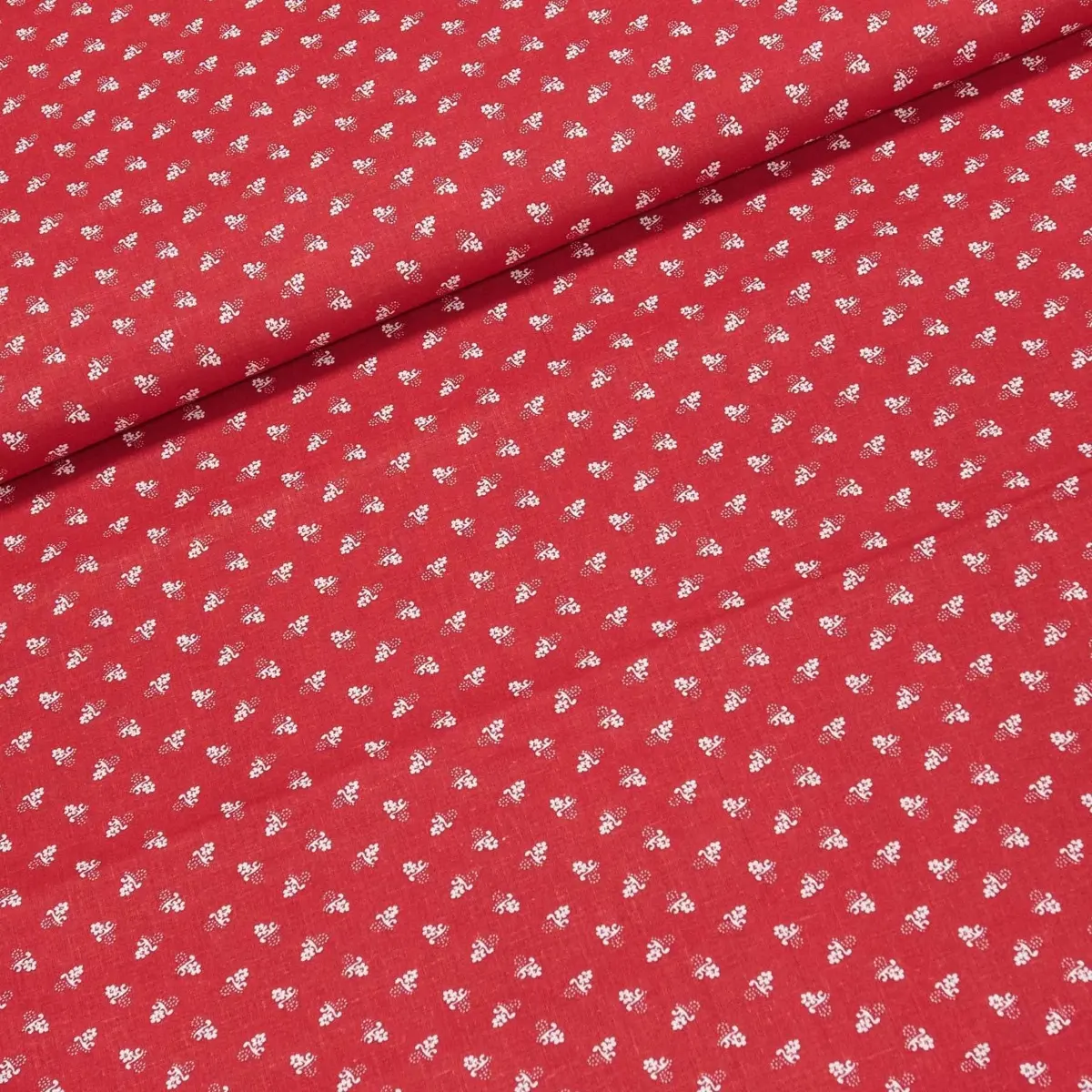 Bavlněné plátno POLO bílý drobný kvítek na červené, š.140cm (látka v metráži)