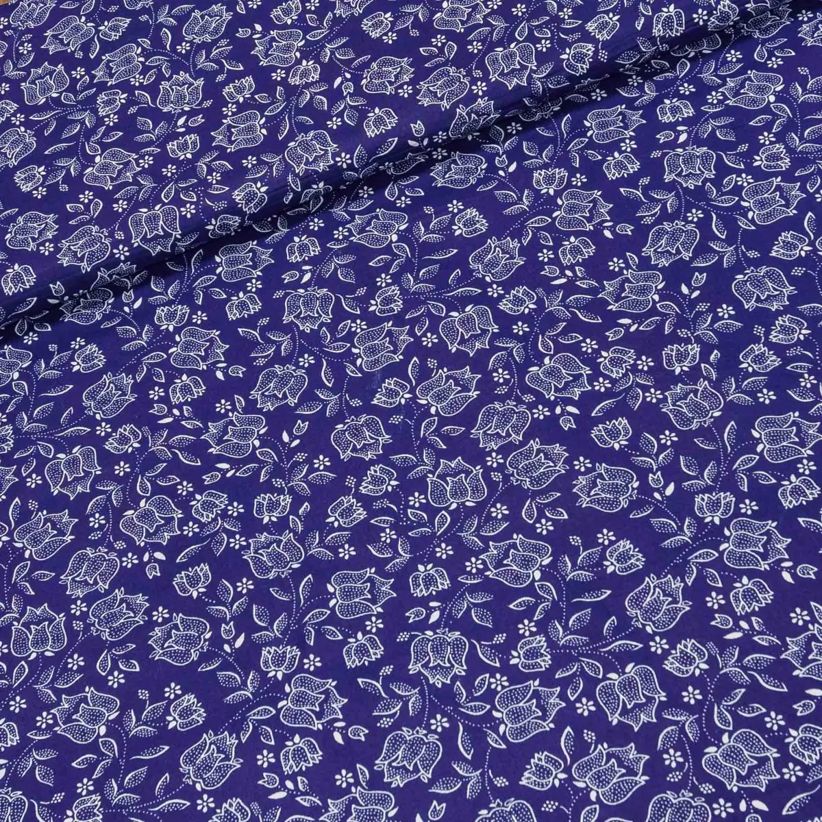 Bavlněné plátno POLO FOLKLOR, bílé tulipány na modré, š.140cm (látka v metráži)