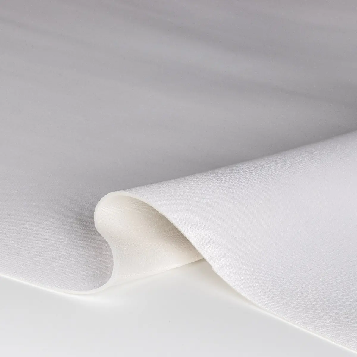 TextilCentrum.cz Potahová látka na STROPNICI do auta AUTOMOTIVE UPHOLSTERY SUFIT OPTICAL WHITE, bílá, tloušťka 4 mm, s molitanem a síťkou, š.180cm (látka v metráži)