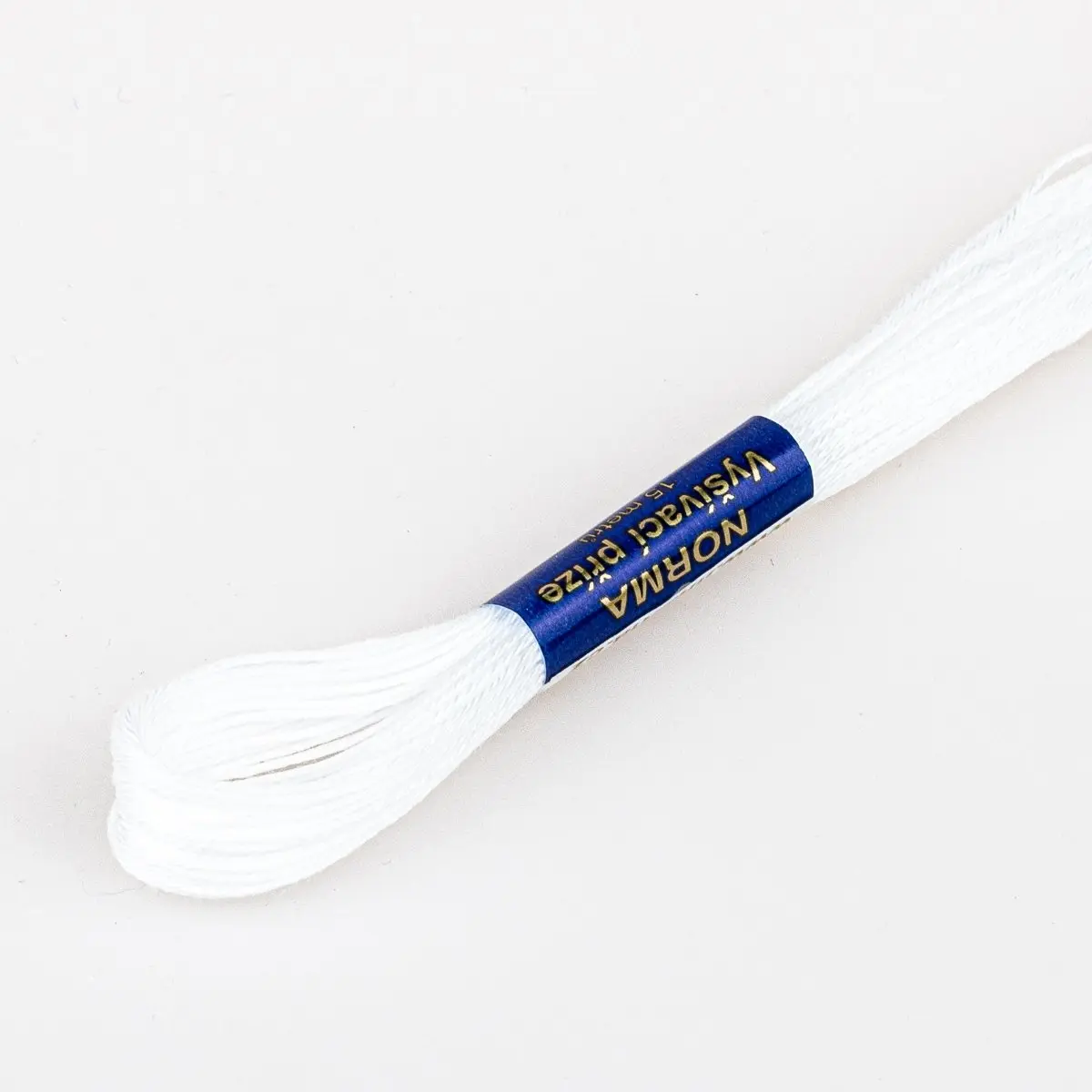 Vyšívací příze NORMA / BAVLNKA 0010 bílá, jednobarevná, 1,5g/15m