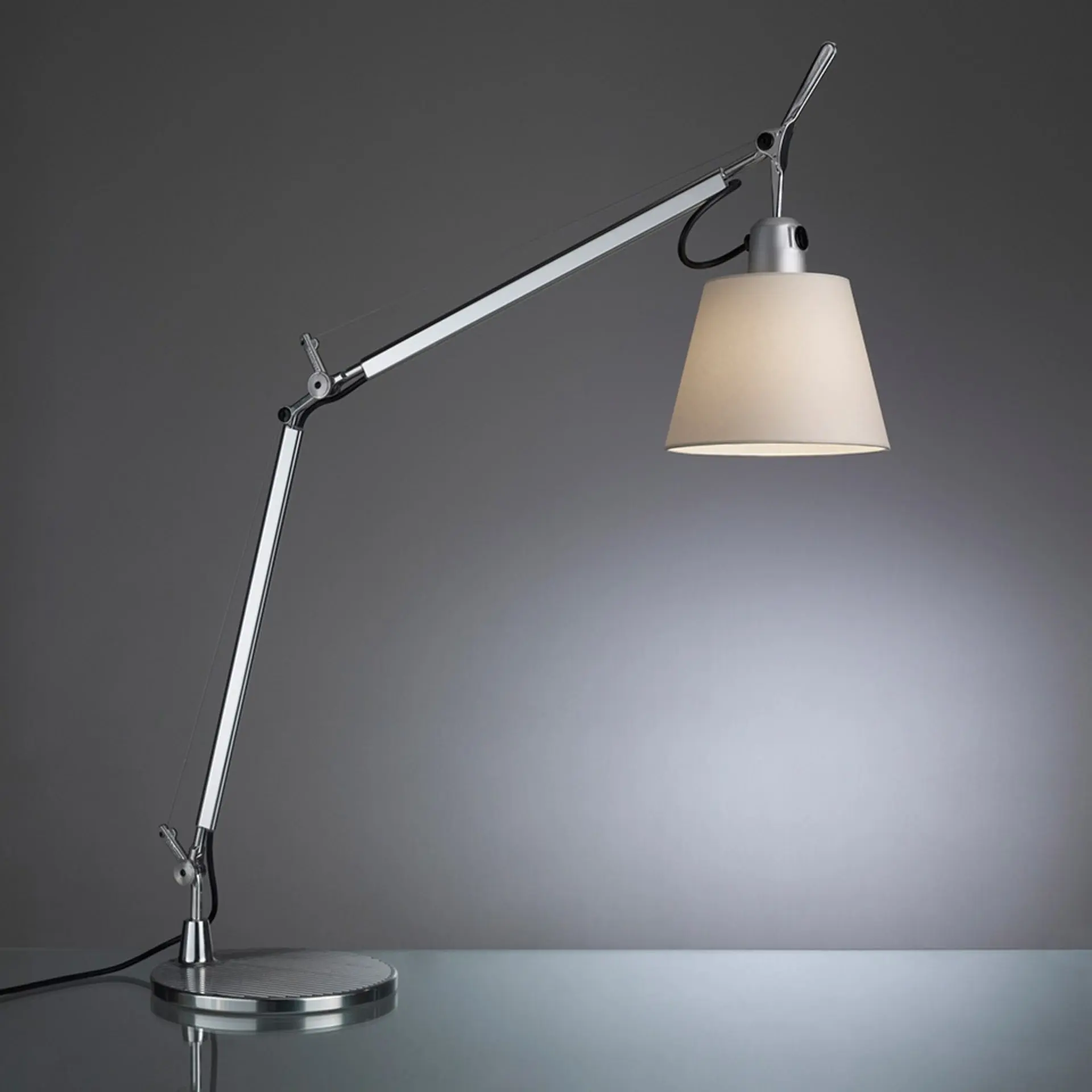 Artemide stolní lampa Tolomeo Basculante 180 E27 max 8 W přírodní pergamen bez základny