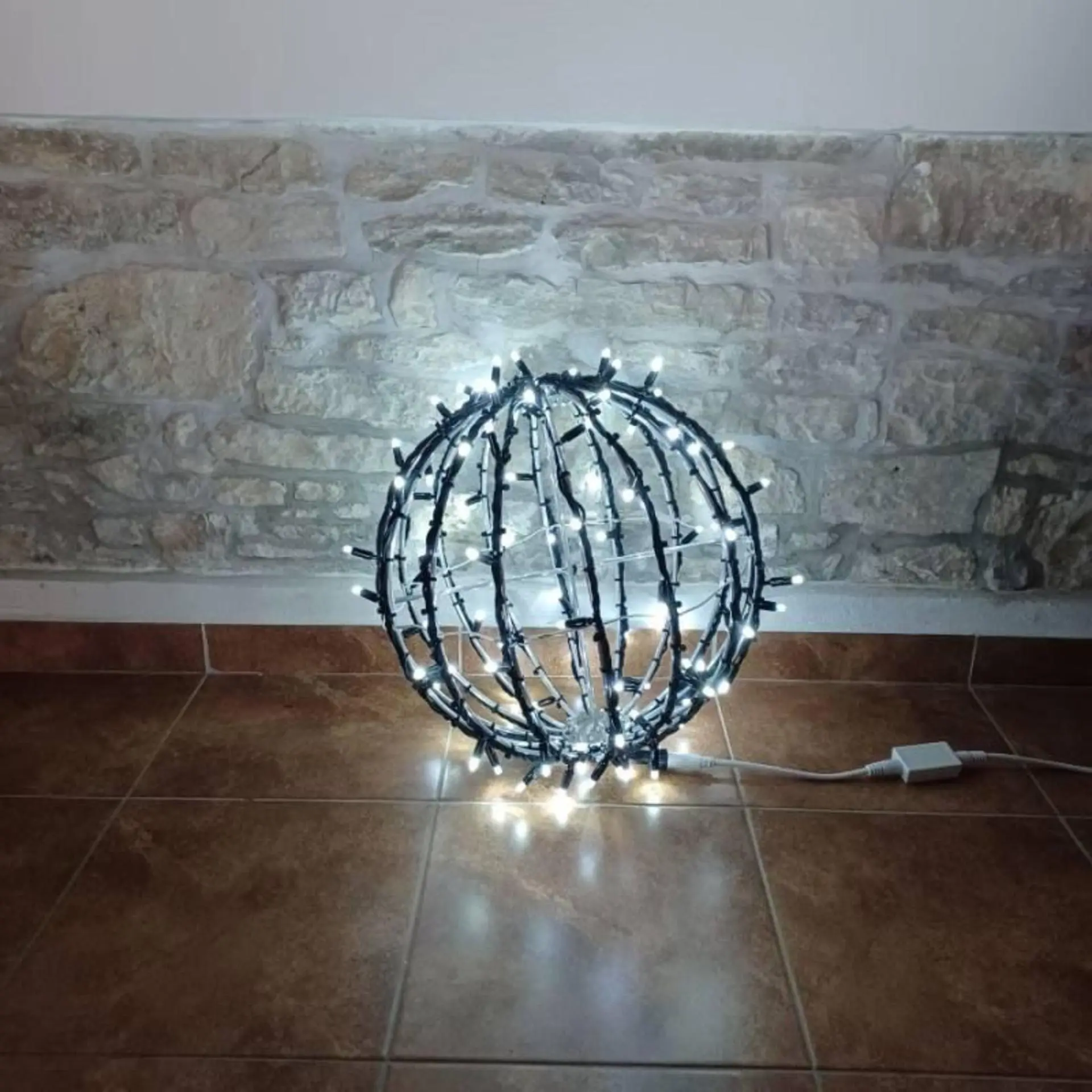 DecoLED LED světelná koule, ledově bílá, pr. 40 cm, černý kabel