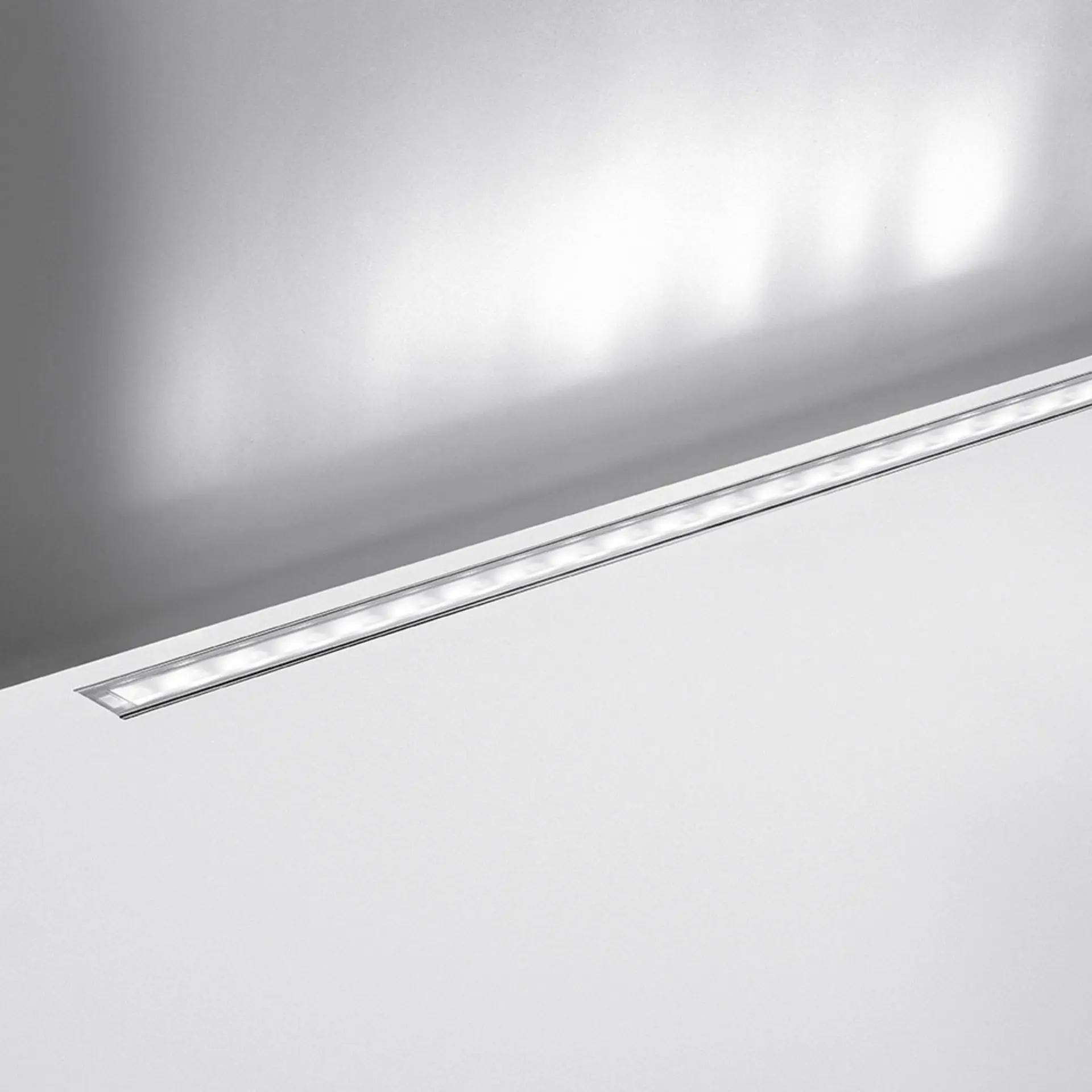 Artemide LED wallwasher LineaLed 34 W 24 V DC 3000K 19° zapuštěný