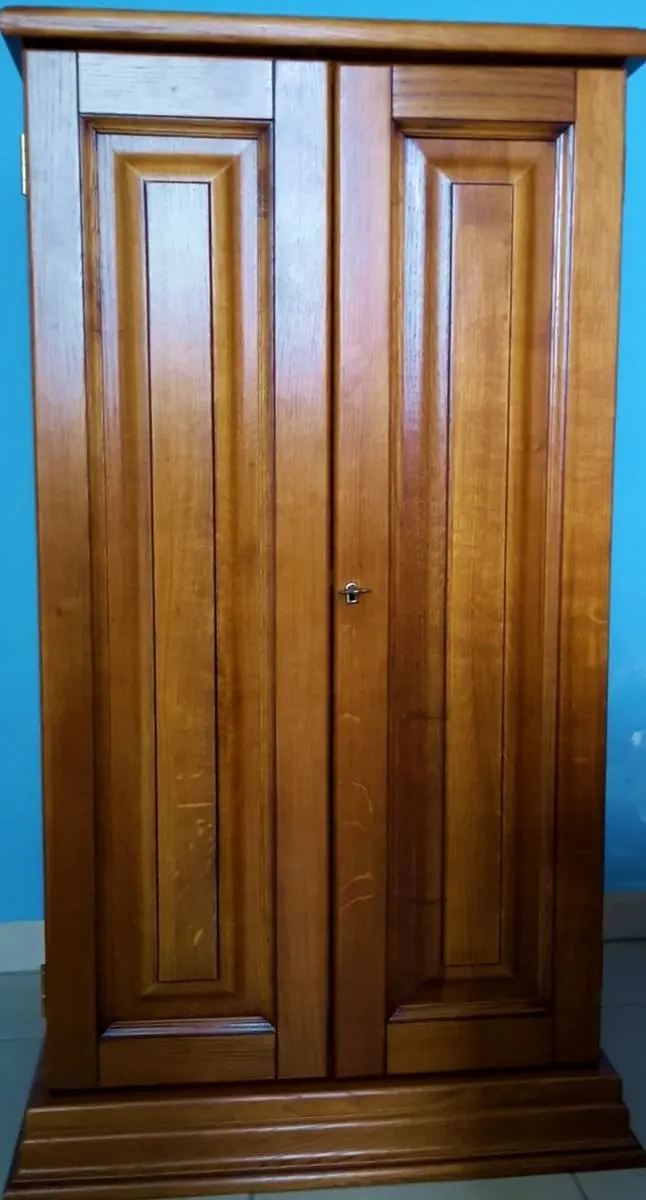 Masivní kabinet na uložení mincí